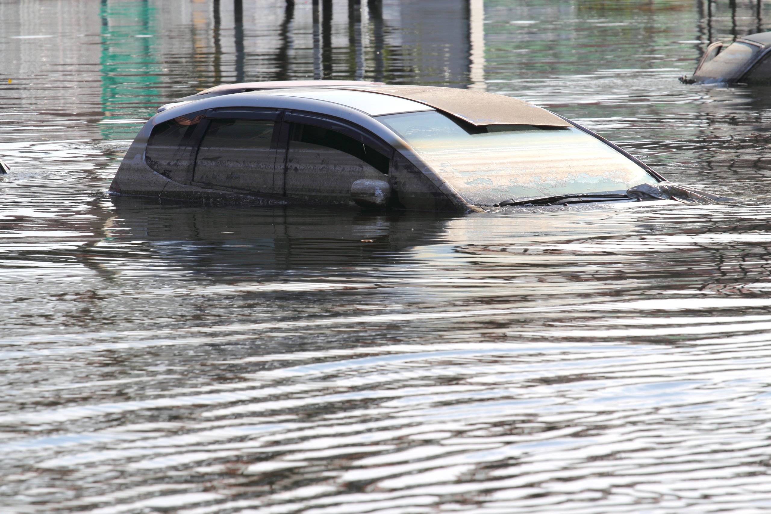 Geflutetes Auto im Hochwasser