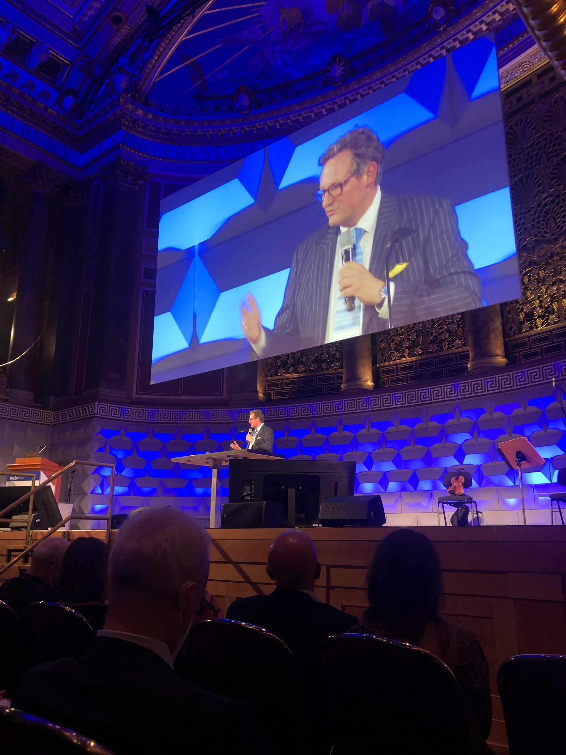 Eckart von Hirschhausen spricht beim DGIM-Kongress 2022