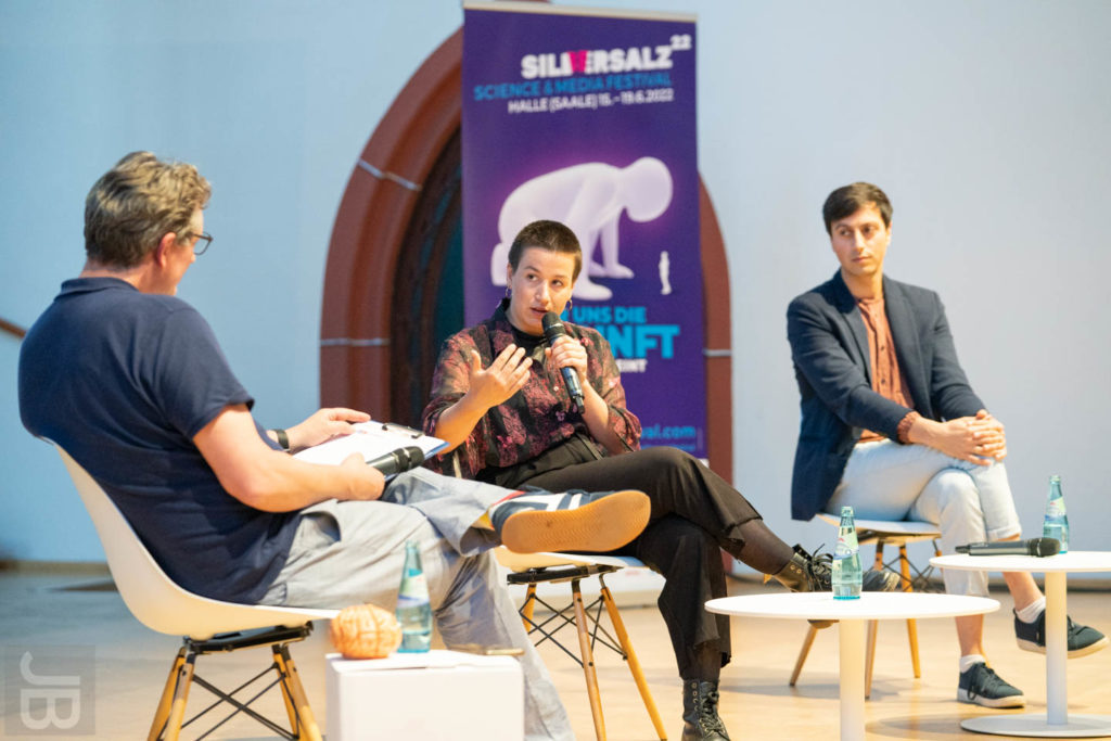 Silbersalz-Festival: Eckart von Hirschhausen im Gespräch mit Diskussionsteilnehmenden zum Thema „Wie wird Wissenschaft zum Gesetz?“