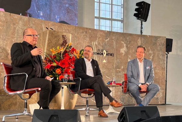Foto von Andreas Sentker, Jens Baas und Eckart von Hirschhausen beim Panel "Wie wird unser Gesundheitssystem gerechter?" in der Frankfurter Paulskirche