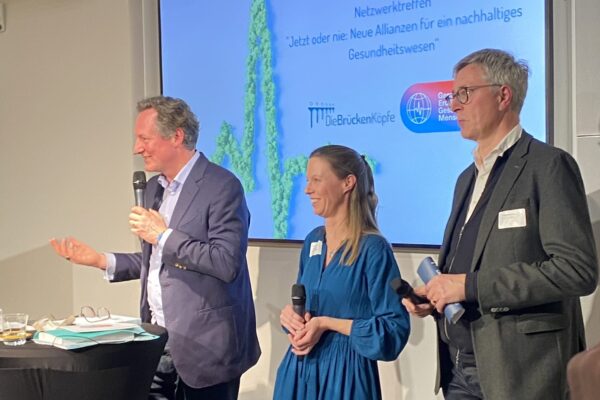 Eckart von Hirschhausen, Kerstin Blum und Jürgen Graalmann beim Netzwerktreffen "Jetzt oder nie: Neue Allianzen für ein nachhaltiges Gesundheitswesen"