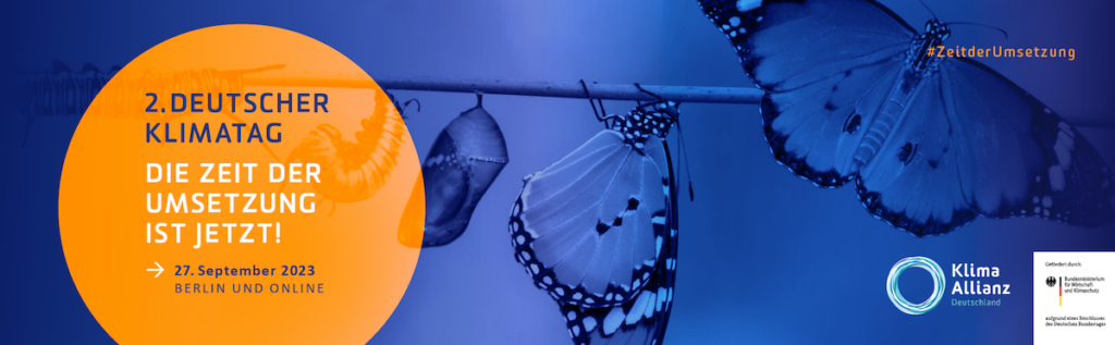 Banner des 2. Deutschen Klimatages: Zu sehen ist auf lila Grund ein Schmetterling in den Stadien seiner Entwicklung, davor ein Badge in Orange mit den Eckdaten der Veranstaltung