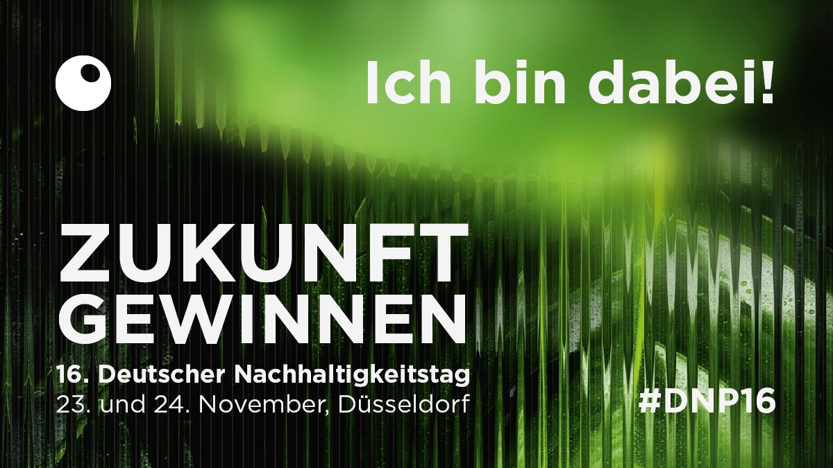 Banner: 16. Deutscher Nachhaltigkeitstag mit weißer Schrift auf grün-schraffiertem Grund